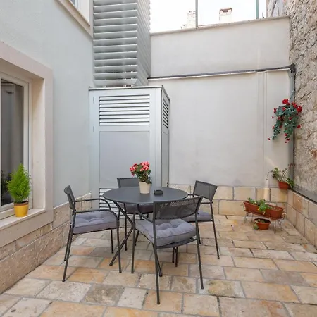 3 - Beautiful Modern In The Heart Of Apartment *
